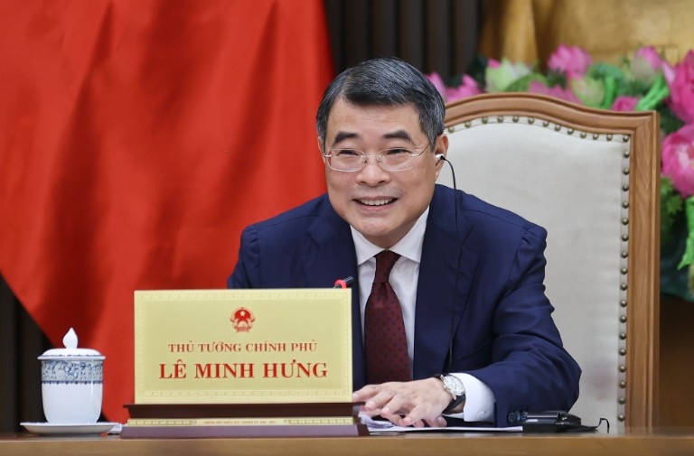PM Le Minh Hung holds phone talks with his Singaporean counterpart Lawrence Wong. (Photo: VGP)
