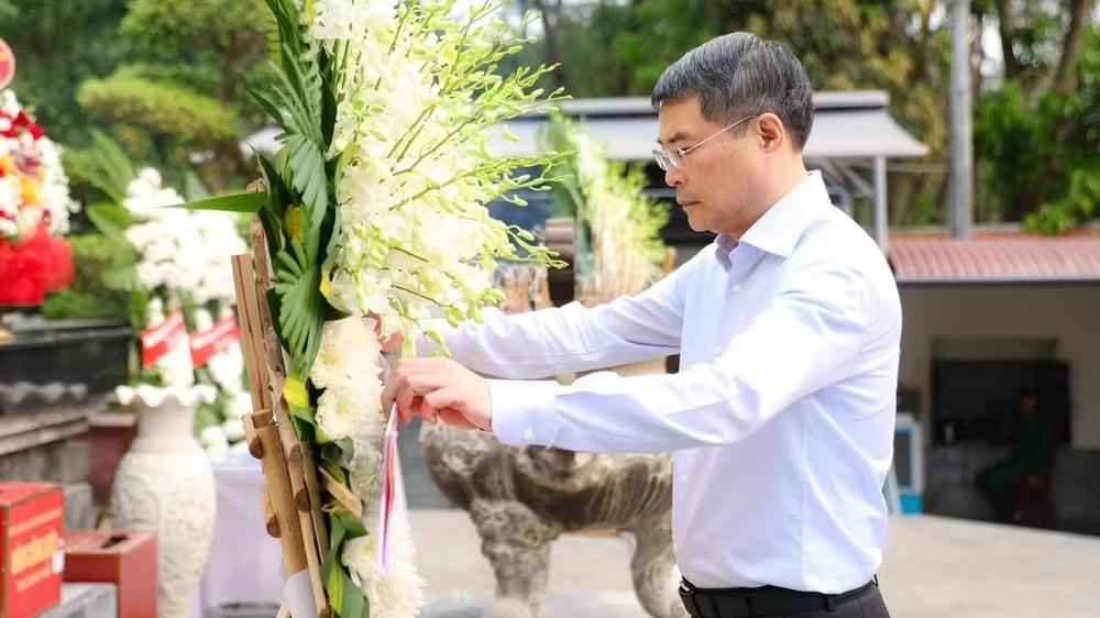 Prime Minister Le Minh Hung pays tribute to fallen heroes at Dong Loc T-junction memorial site in Ha Tinh province on April 19