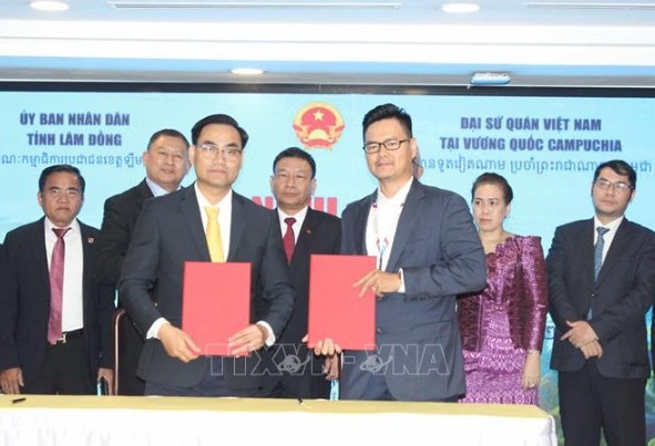Representatives of Lam Dong and Cambodian businesses sign cooperation documents
(Photo: VNA )