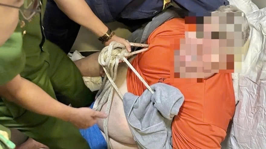 Firefighters in Da Nang have rescued a US tourist weighing nearly 300kg after he became trapped inside a bathroom following a fall