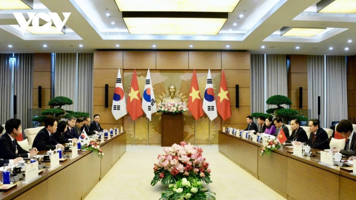 Vietnamese National Assembly Chairman Tran Thanh Man and visiting RoK President Lee Jae-myung discuss measures to increase cooperation between the two countries and their legislative bodies, during their meeting in Hanoi on April 23