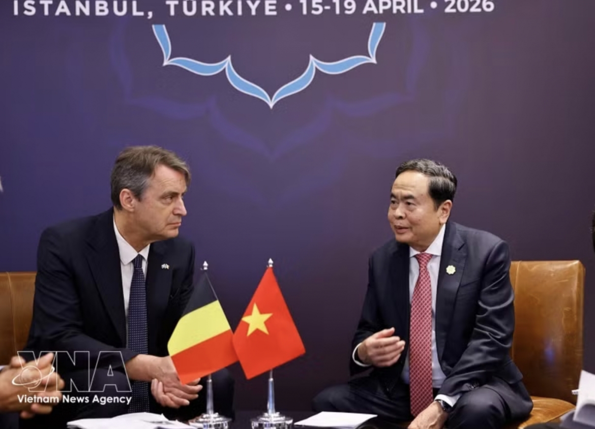 Chairman of the National Assembly Tran Thanh Man (right) meets with President of the Belgian Senate Vincent Blondel in Istanbul, Türkiye, on April 17. (Photo: VNA)