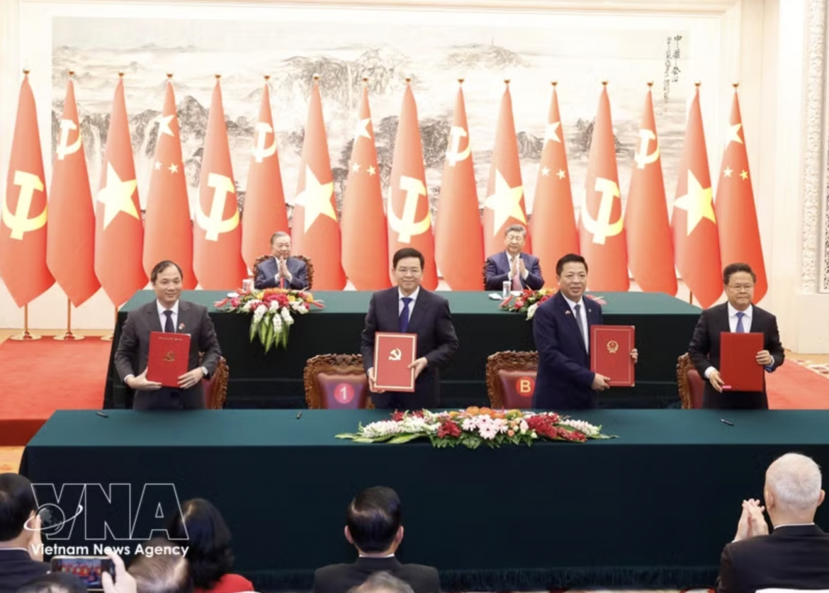 Officials sign cooperation documents in the presence of Party General Secretary and President of Vietnam To Lam, and his Chinese counterpart Xi Jinping on April 15, 2026. (Photo: VNA)