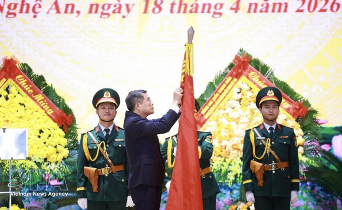 Prime Minister Le Minh Hung confers the “Hero of the People’s Armed Forces” title on Military Region 4 at the ceremony in Nghe An province on April 18. (Photo: VNA)