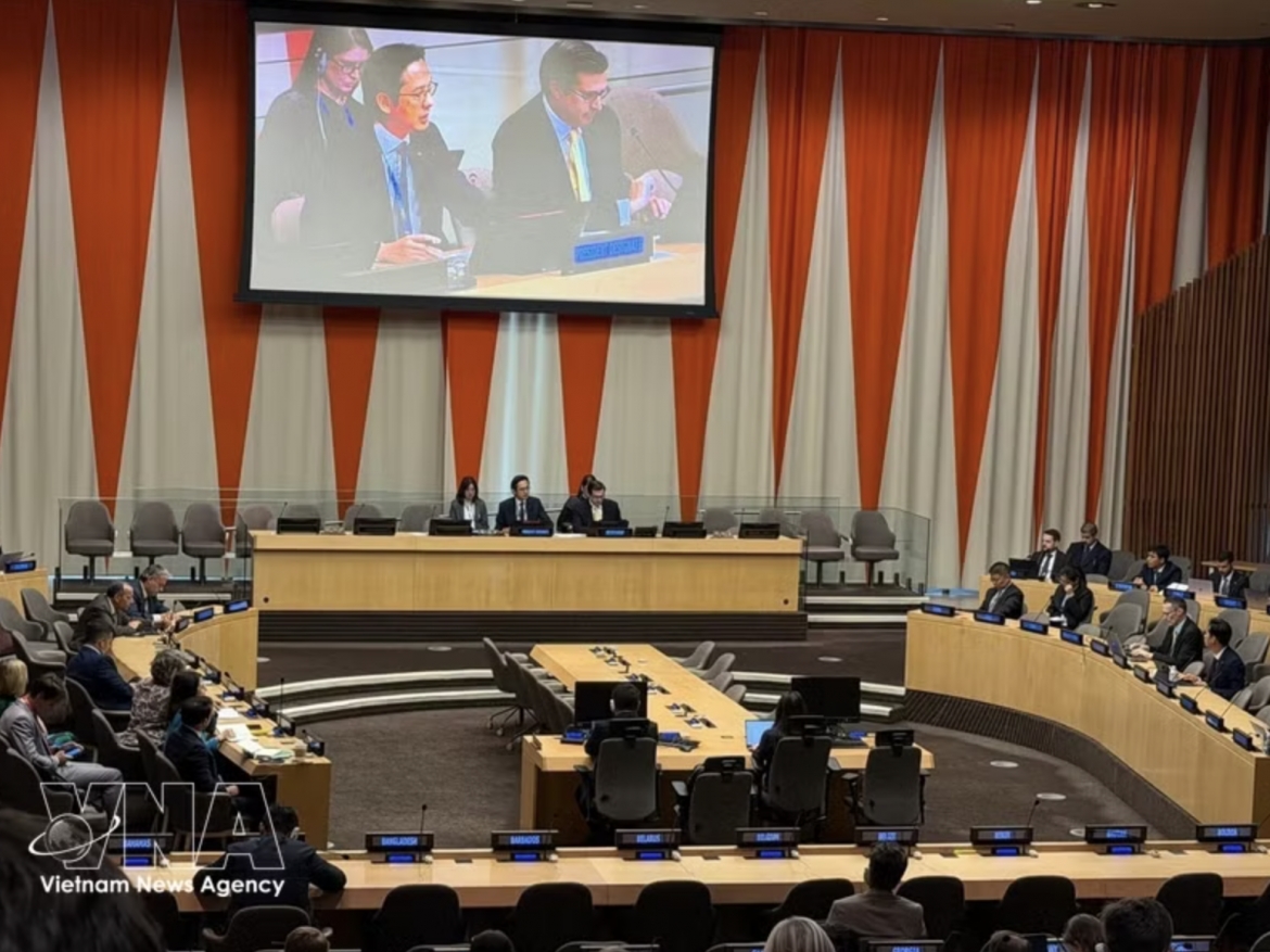 Ambassador Do Hung Viet, Permanent Representative of Vietnam to the UN, in his capacity as President-designate of the 11th NPT Review Conference, chairs the first informal meeting with the Treaty’s member states on October 7, 2025, at the headquarters of the United Nations in New York. (Photo: VNA)