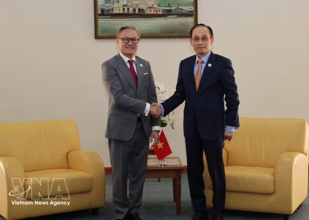 Minister of Foreign Affairs Le Hoai Trung (R) meets with Lao Deputy Prime Minister and Minister of Foreign Affairs Thongsavan Phomvihane on the sidelines of the 25th ASEAN–EU Foreign Ministers’ Meeting on April 28. (Photo: VNA)