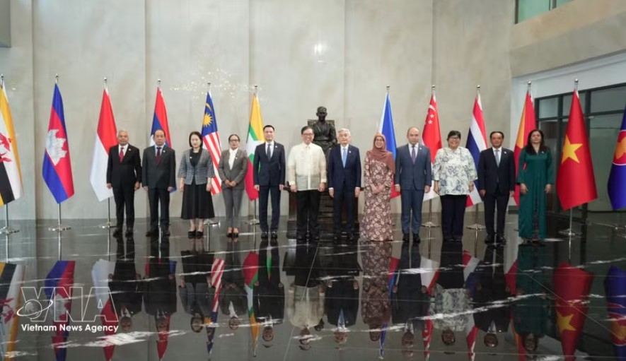 Senior officials from 11 ASEAN member states at the meeting (Photo: VNA)