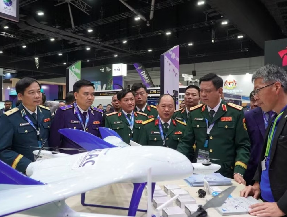 A high-ranking military delegation from the Vietnamese Ministry of National Defence visits an exhibition booth (Photo: Ministry of National Defence)
