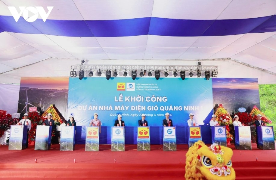 Delegates press the button to launch the construction of Quang Ninh’s first wind power plant