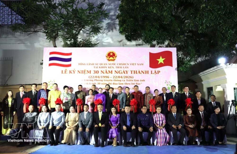 Participants pose for a group photo at the ceremony marking the 30th anniversary of the Consulate General of Vietnam in Khon Kaen, Thailand, on April 22, 2026. (Photo: VNA)