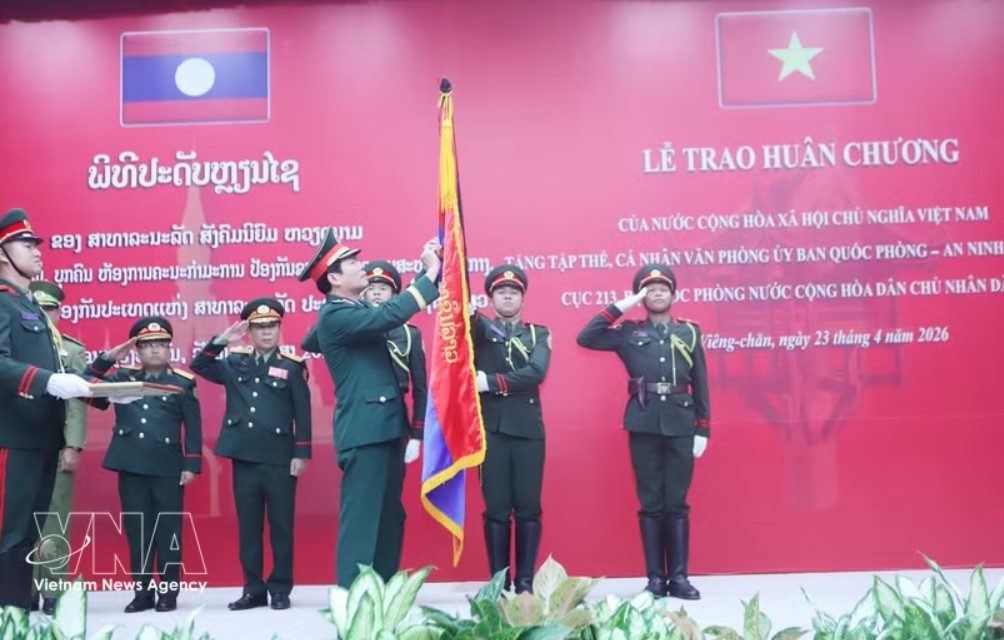 General Nguyen Tan Cuong, Chief of the General Staff of the Vietnam People’s Army and Deputy Minister of National Defence, presents the Independence Order to the Ministry of National Defence of Laos at the ceremony in Vientiane on April 23. (Photo: VNA)