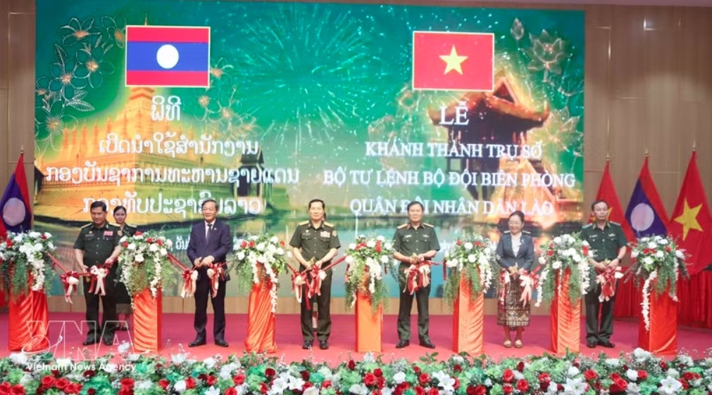 Delegates cut the ribbon to inaugurate the Lao Border Guard Command's headquarters in Vientiane. (Photo: VNA)