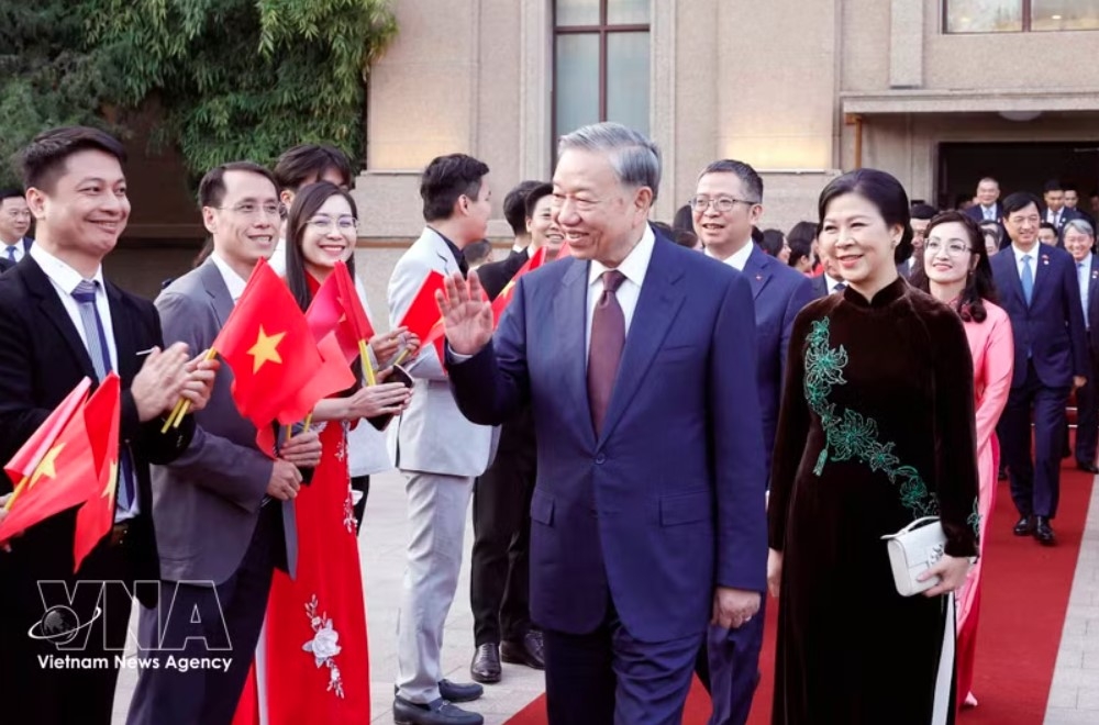 Party General Secretary and State President To Lam and his spouse meet with staff of the Vietnamese Embassy and representatives of the Vietnamese community in China on April 14. (Photo: VNA)