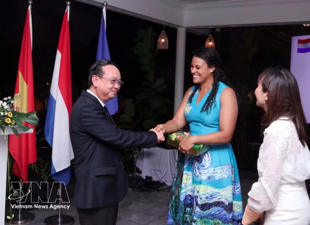Vice Chairman of the municipal People’s Committee Bui Minh Thanh presents a souvernir to Dutch Consul General in Ho Chi Minh City Raissa Marteaux at the ceremony. (Photo: VNA)