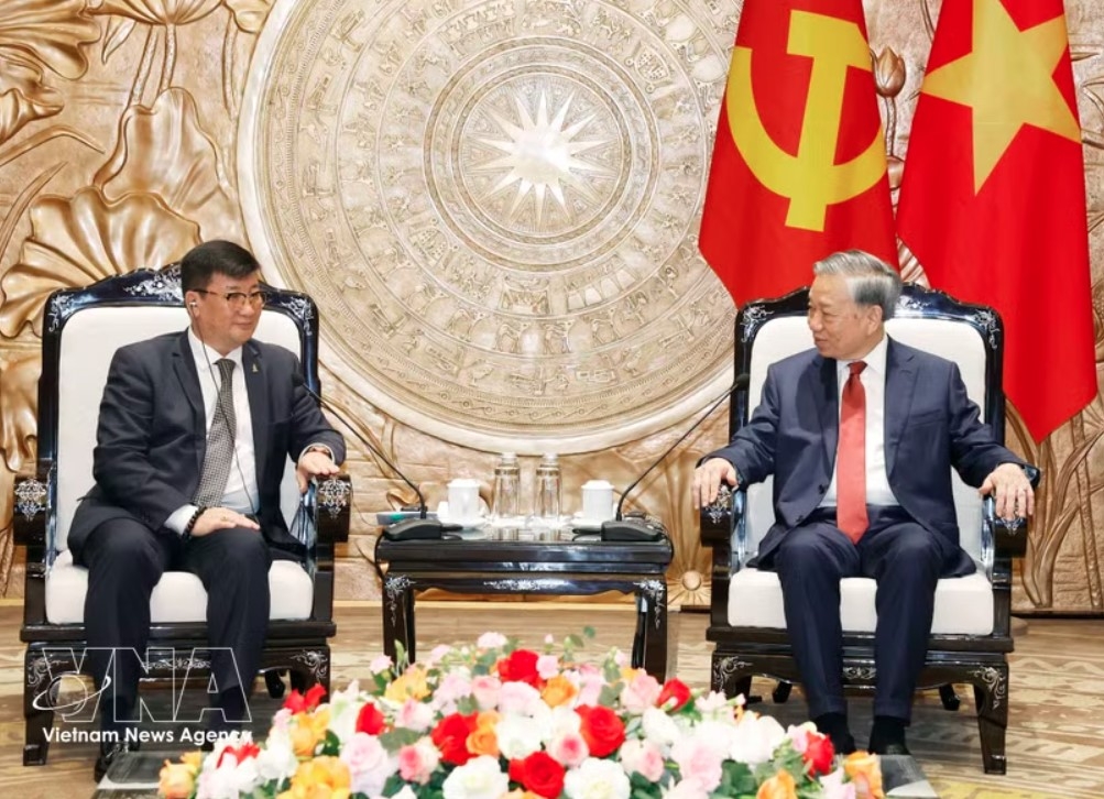 Party General Secretary and State President To Lam (R) and outgoing Mongolian Ambassador to Vietnam Jigjee Sereejav at their meeting in Hanoi on April 28, 2026. (Photo: VNA)