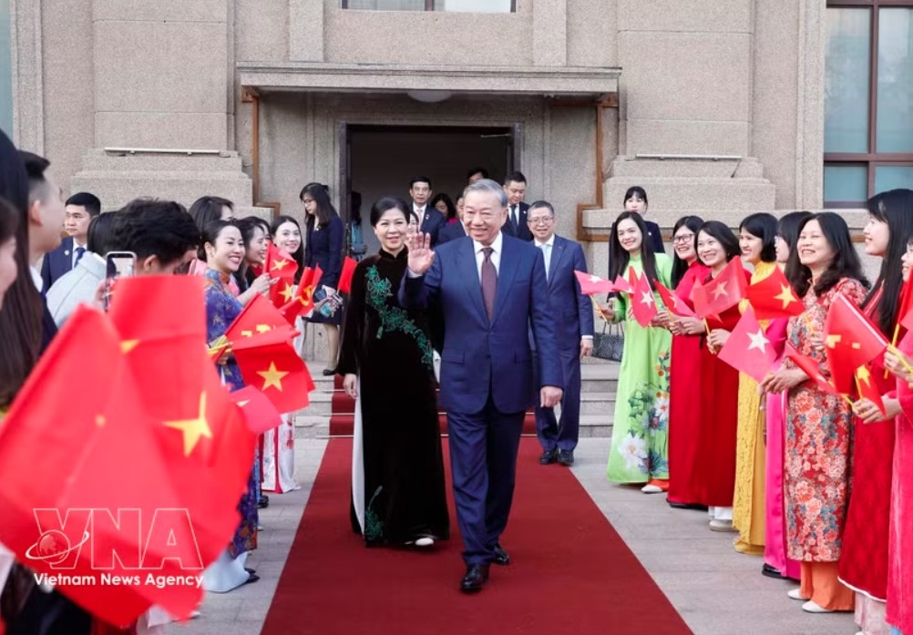 General Secretary and President To Lam and his spouse meet with staff of the Vietnamese embassy and representatives of the Vietnamese community in China on April 14. (Photo: VNA)