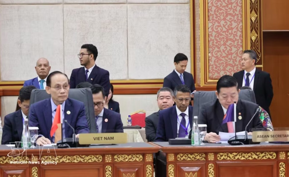 Politburo member and Minister of Foreign Affairs Le Hoai Trung (front row, left) at the 25th ASEAN-EU Ministerial Meeting in Brunei on April 28, 2026. (Photo: VNA)