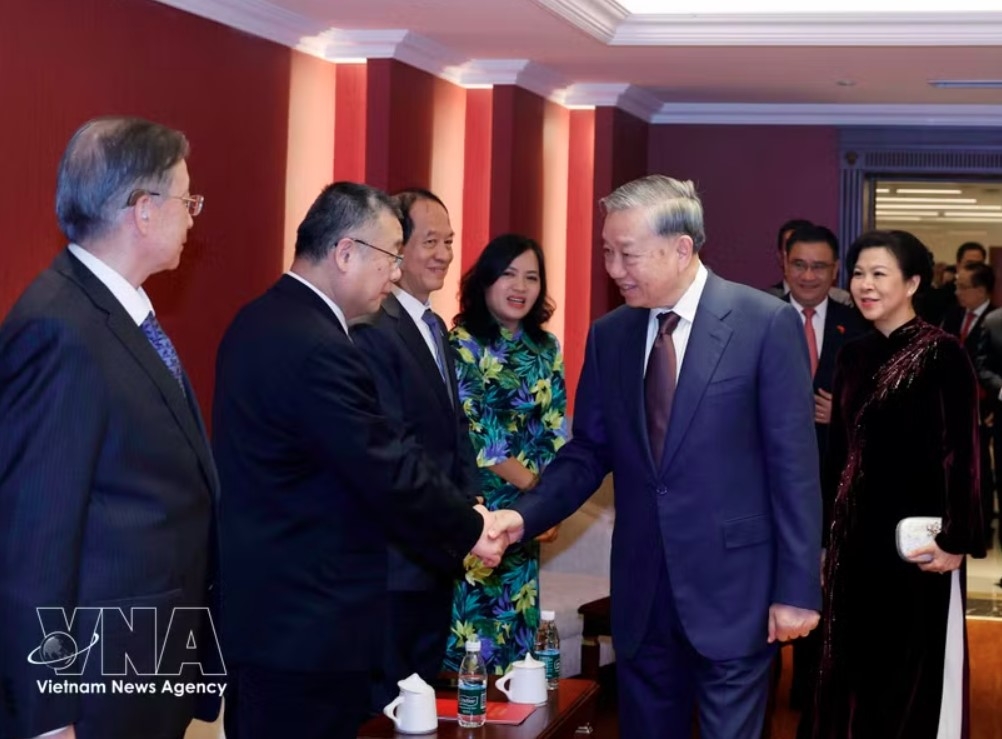 General Secretary of the Communist Party of Vietnam Central Committee and State President To Lam and his spouse Ngo Phuong Ly meet with relatives of Chinese generals, experts and others who had supported Vietnam-China friendship in Beijing on April 15. (Photo: VNA)