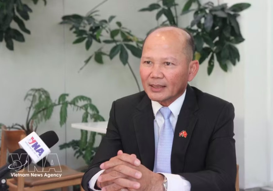 Uch Leang, President of the Cambodian Alumni from Vietnam Association and acting Director of the Department of Asian, African and Middle East Studies at the Institute for International Relations of Cambodia under the Royal Academy of Cambodia, gives an interview granted to the Vietnam News Agency (Photo: VNA)