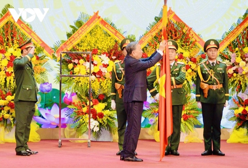 State President To Lam, Secretary of the Central Military Commission, presents the title “Hero of the People’s Armed Forces” to Military Region 1 under the Ministry of National Defence.