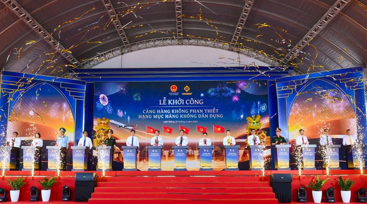 Delegates at the ground-breaking ceremony of Phan Thiet Airport in Lam Dong province on April 27