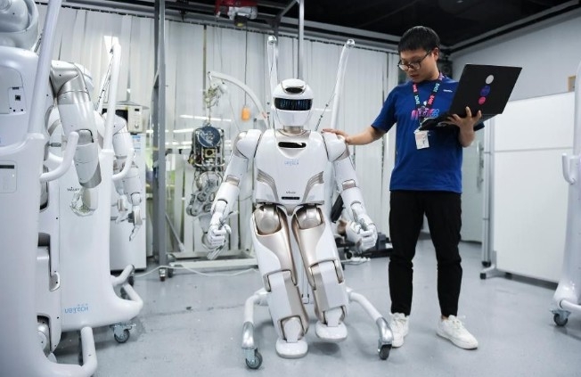 Testing of the Walker X humanoid robot at a technology company in Shenzhen, Guangdong province, southern China (Photo: Xinhua)