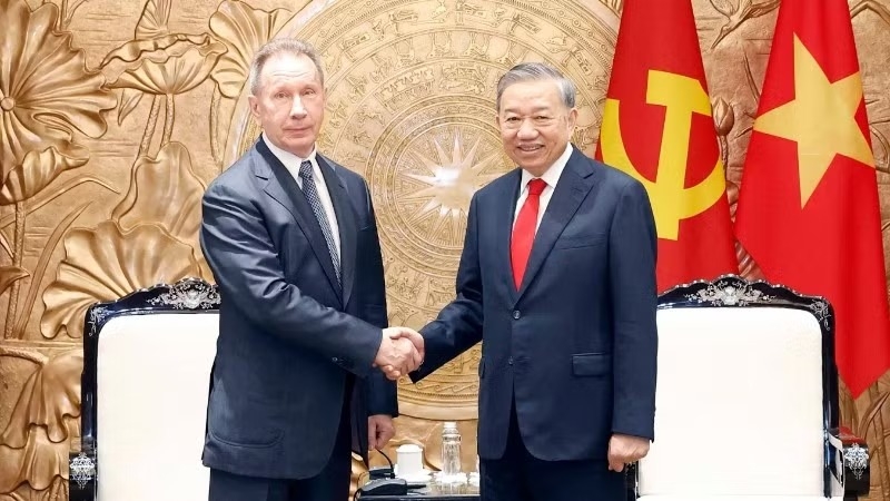 Vietnam’s Party General Secretary and State President To Lam (R) receives Viktor Zolotov, Director of the Federal Service of National Guard Troops of the Russian Federation, in Hanoi on April 13. (Photo: VNA)