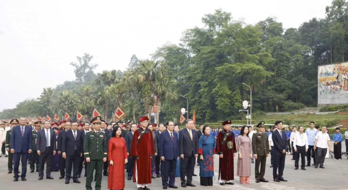 Party General Secretary and State President To Lam, together with incumbent and former Party and State leaders, make their way to Nghia Linh Mountain to offer incense in tribute to the Hung Kings.