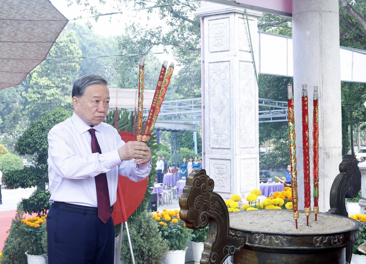 Top leader To Lam pays tribute to fallen soldiers at Tan Bien Martyrs’ Cemetery in Tay Ninh province ahead of Reunification Day anniversary. (Photo: VNA)