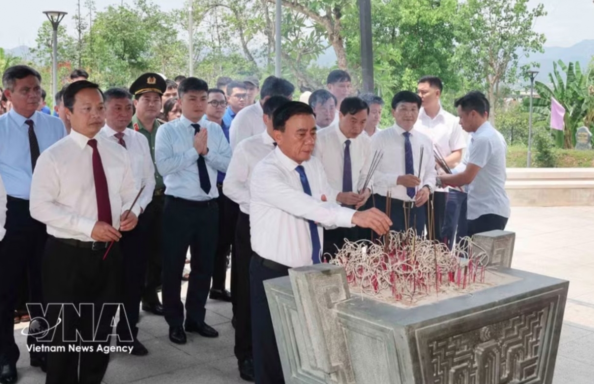 Politburo member and Permanent member of the Party Central Committee’s Secretariat Tran Cam Tu leads the high-ranking delegation to pay tribute to fallen heroes in Dien Bien province on April 28. (Photo: VNA)