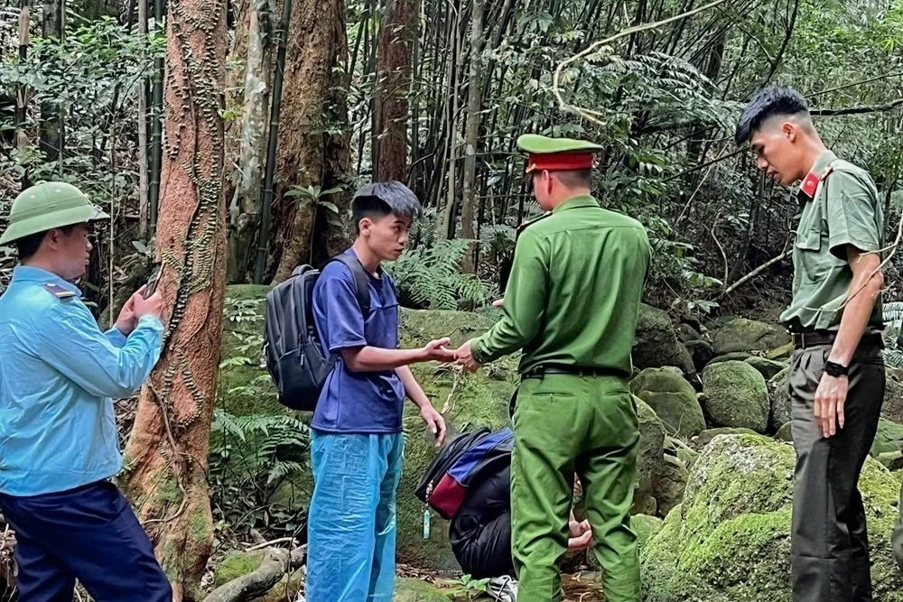Two Vietnamese tourists have been safely rescued after getting lost in Tay Yen Tu forest, Bac Ninh province, for hours