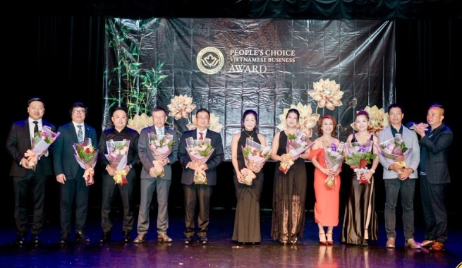 VCBA Chairman Ken Chau (right) presents flowers to the organising board of the Vietnamese Business Awards in Canada 2026 (Photo: VNA)