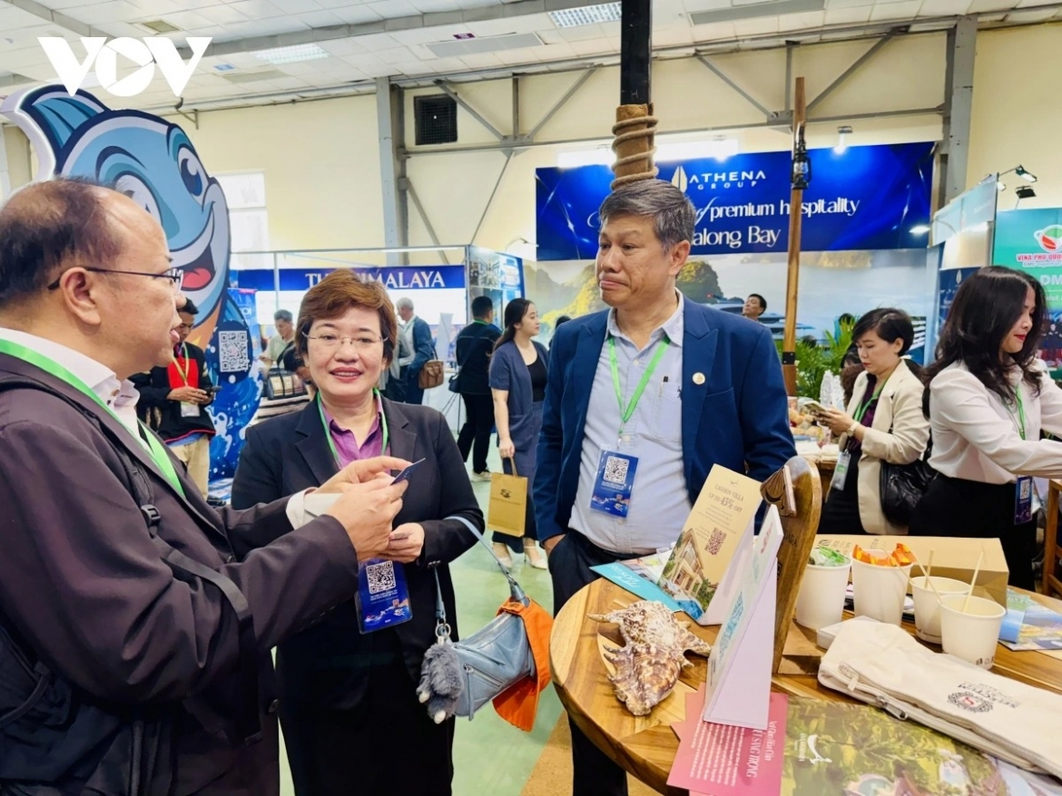Sri Pawadee (left), CEO of Regent Holidays (Thailand), discusses with leaders of the Khanh Hoa Provincial Tourism Association at the VITM 2026