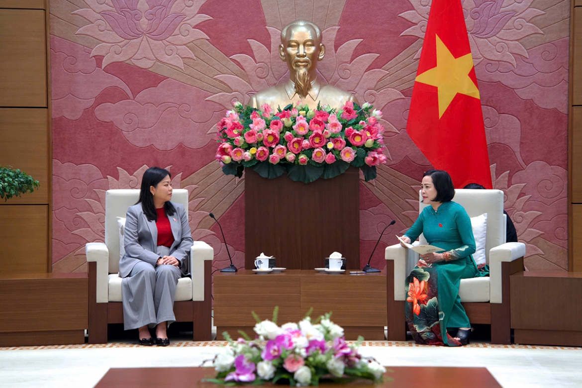 National Assembly Vice Chairwoman Nguyen Thi Thanh (R) and Acting Speaker of the Western Australian Legislative Assembly Sook Yee Lai, during their meeting in Hanoi on April 13. (Photo: quochoi.vn)