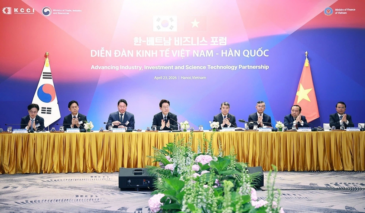 Vietnamese Prime Minister Le Minh Hung and visiting RoK President Lee Jae-myung attend the Vietnam - RoK Business Forum in Hanoi on April 23. (Photo: VNA)