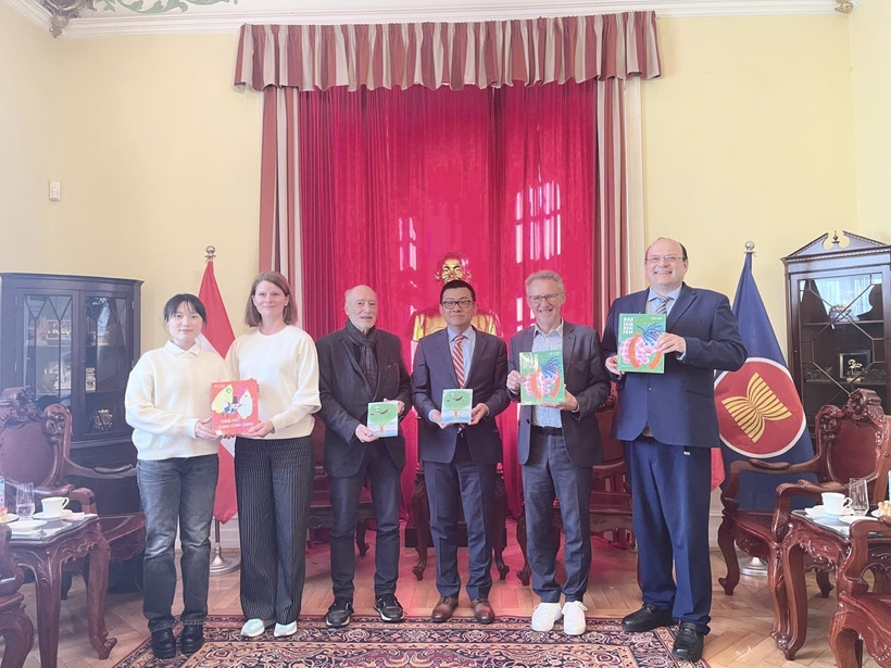 Vietnamese Ambassador to Austria Vu Le Thai Hoang poses for a commemorative photo with the family of renowned Austrian children’s author Mira Lobe. (Photo published by VNA)