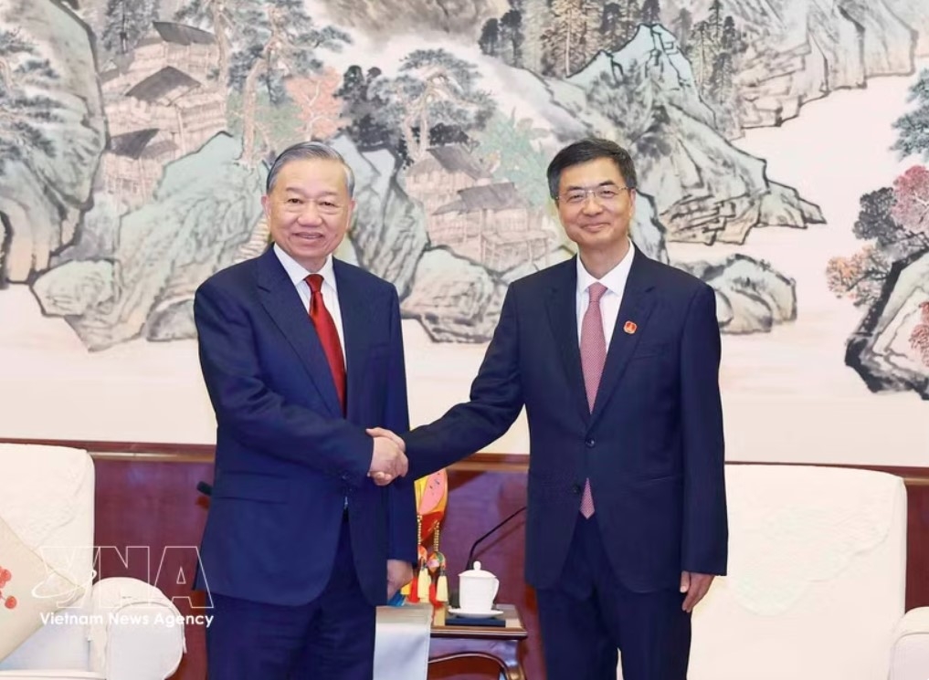 General Secretary of the Communist Party of Vietnam Central Committee and State President To Lam (L) receives Chen Gang, member of the Communist Party of China Central Committee, Secretary of the CPC Committee and Chairman of the Standing Committee of the People’s Congress of the Guangxi Zhuang Autonomous Region (Photo: VNA)