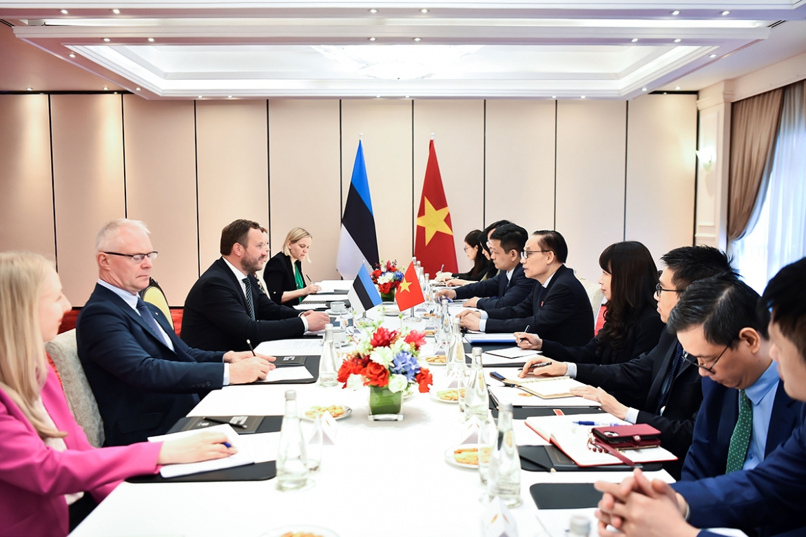 Vietnamese Foreign Minister Le Hoai Trung and his Estonian counterpart Margus Tsahkna discuss measures to increase cooperation between the two countries during their talks in Hanoi on April 23 (Photo: MOFA)