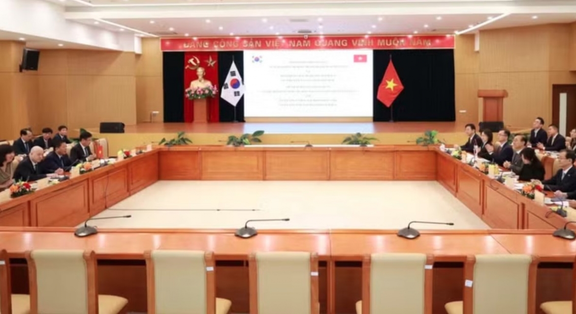 Vietnamese Minister of Construction Tran Hong Minh and Korean Minister of Land, Infrastructure and Transport Kim Yun-duk hold talks on April 21 in Hanoi. (Photo: The Courtesy of the Ministry of Construction)