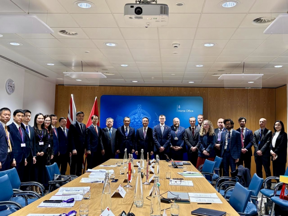 Delegates pose for a group photo at the 4th Vietnam - UK migration and immigration dialogue held in London in late March. (Photo: organisers)