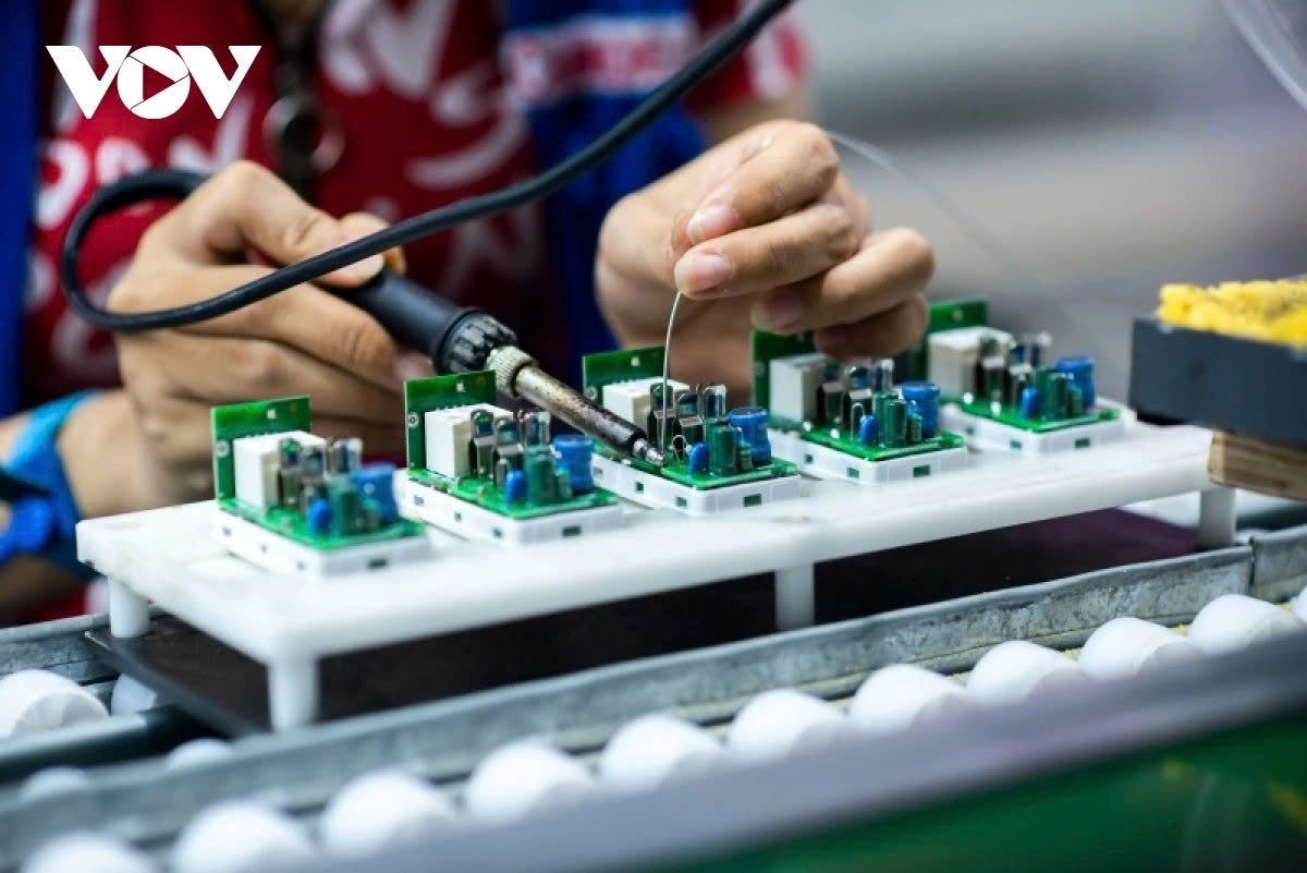 Vietnam is stepping into a new race to attract high-tech FDI, shifting focus from capital volume to quality, innovation, and deeper integration into global value chains. (Illustrative image)