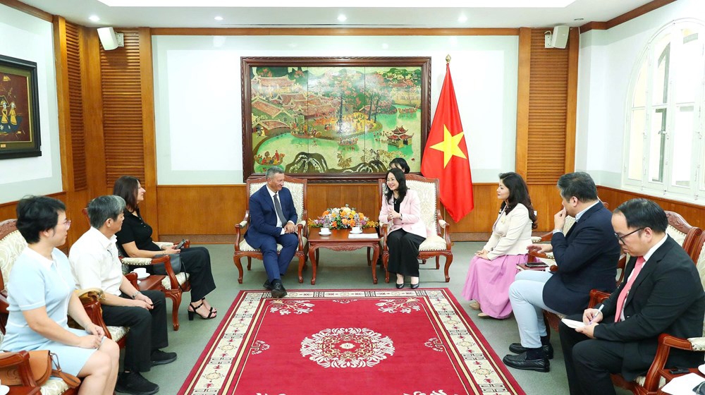 Vietnamese Minister of Culture, Sports and Tourism Lam Thi Phuong Thanh receives Laurent Brunner, director of the Royal Opera of Versailles, in Hanoi on April 24. (Photo: MoCST)