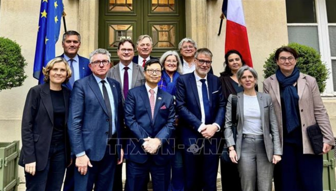 Vietnamese Ambassador to France Trinh Duc Hai and Michel Criaud, Chair of the France-Vietnam Friendship Parliamentarians Group (front row, third from left). Photo: VNA