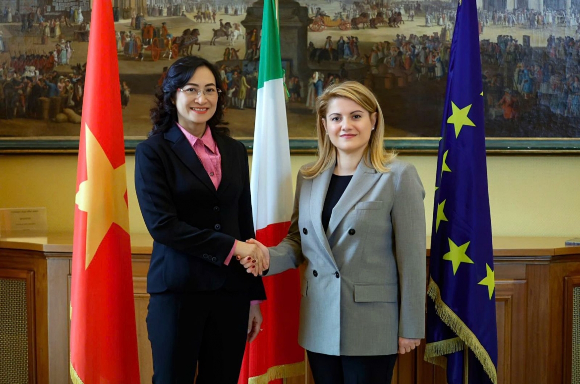 Vietnamese Deputy Minister of Industry and Trade Phan Thi Thang (L) and Italian State Secretary for Foreign Affairs and International Cooperation Maria Tripodi pose for a photo ahead of the meeting in Rome. (Photo: MoIT)