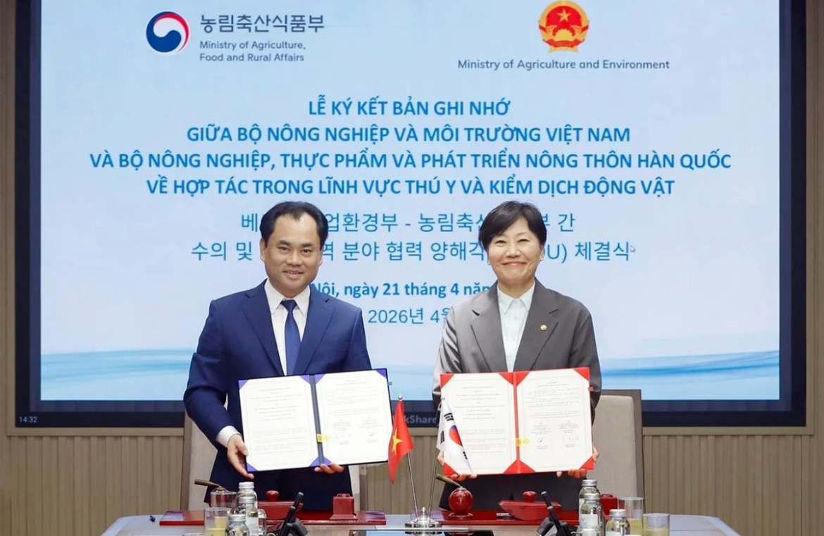 Vietnamese Minister of Agriculture and Environment Trinh Viet Hung (L) and RoK Minister of Agriculture, Food and Rural Affairs Song Mi-ryung sign the MoU on veterinary and animal quarantine cooperation in Hanoi on April 21. (Photo: Khuong Trung/MoAE)