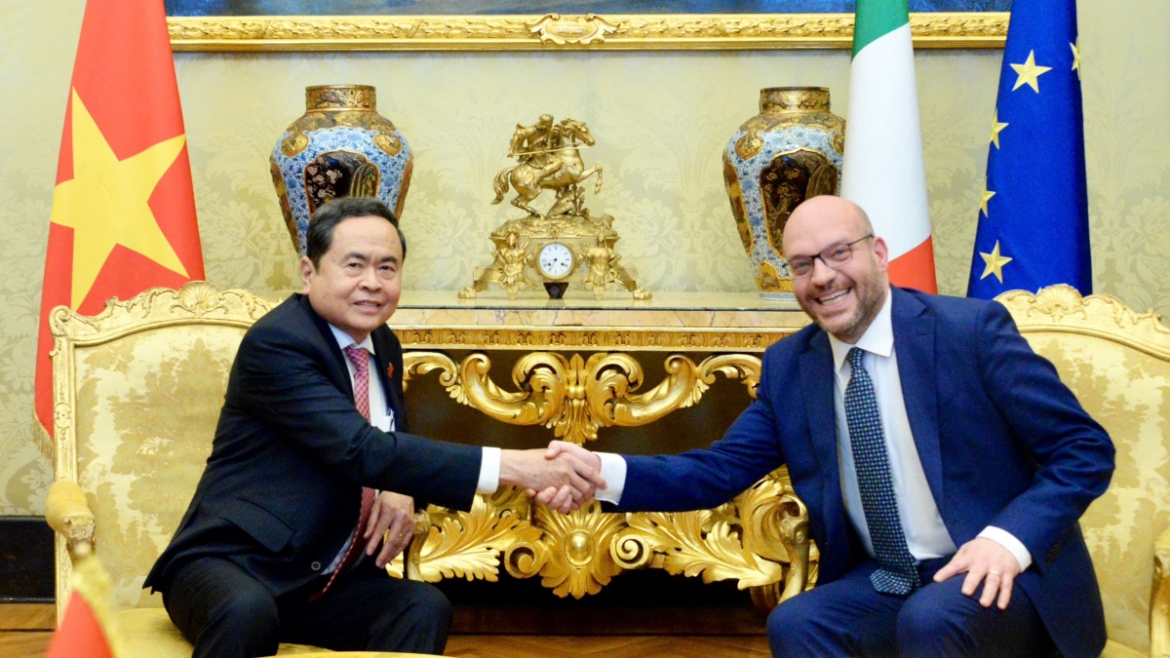 President of the Italian Chamber of Deputies Lorenzo Fontana (R) and visiting Vietnamese National Assembly Chairman Tran Thanh Man during their talks in Rome on April 14