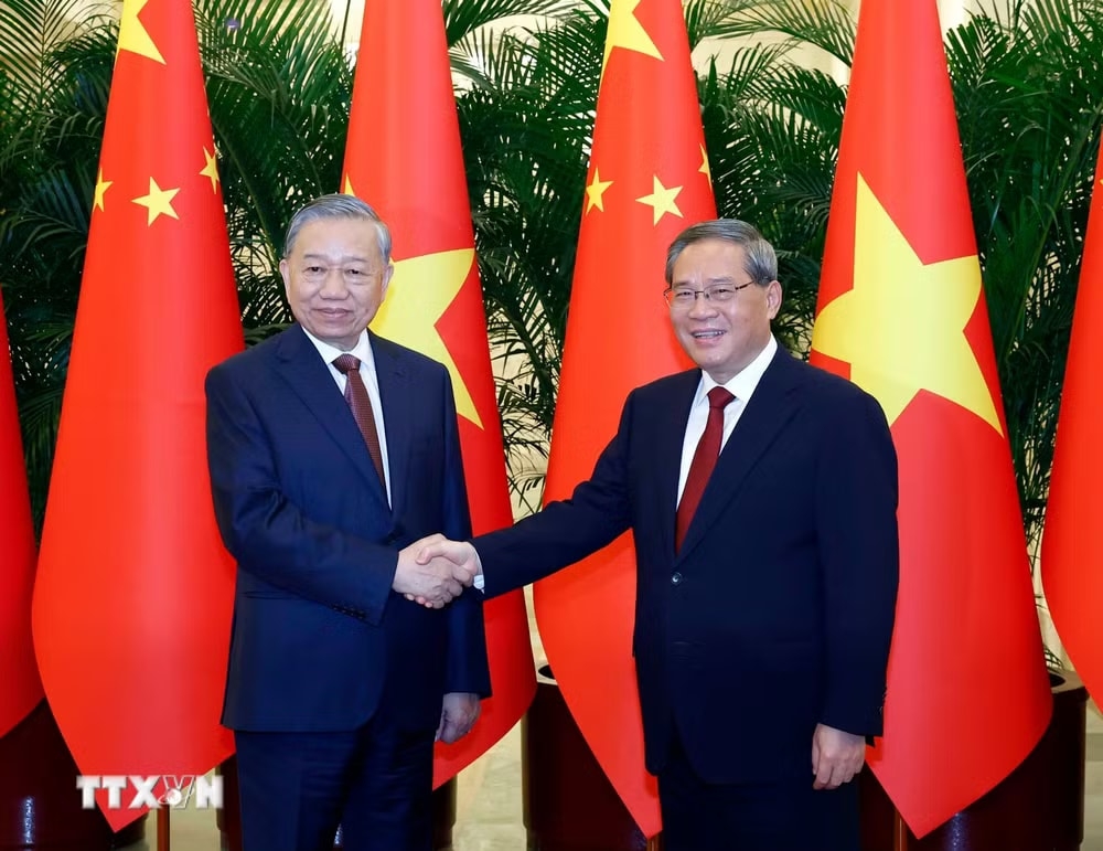 Vietnamese Party General Secretary and President To Lam (L) and Chinese Premier Li Qiang during their meeting in Beijing on April 15, as part of the Vietnamese leader's state visit to China. (Photo: VNA)