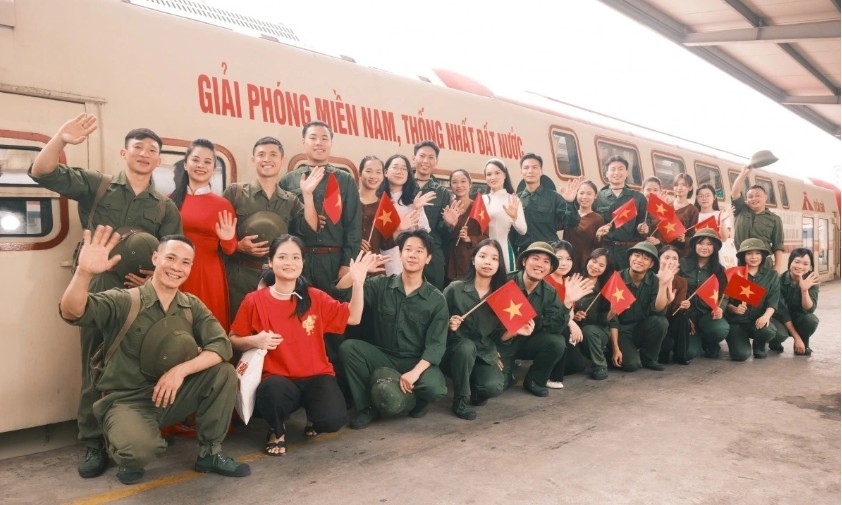 Visitors experience a special journey on the “Hanoi 5 Cua O Train” during the April 30-May 1 holiday