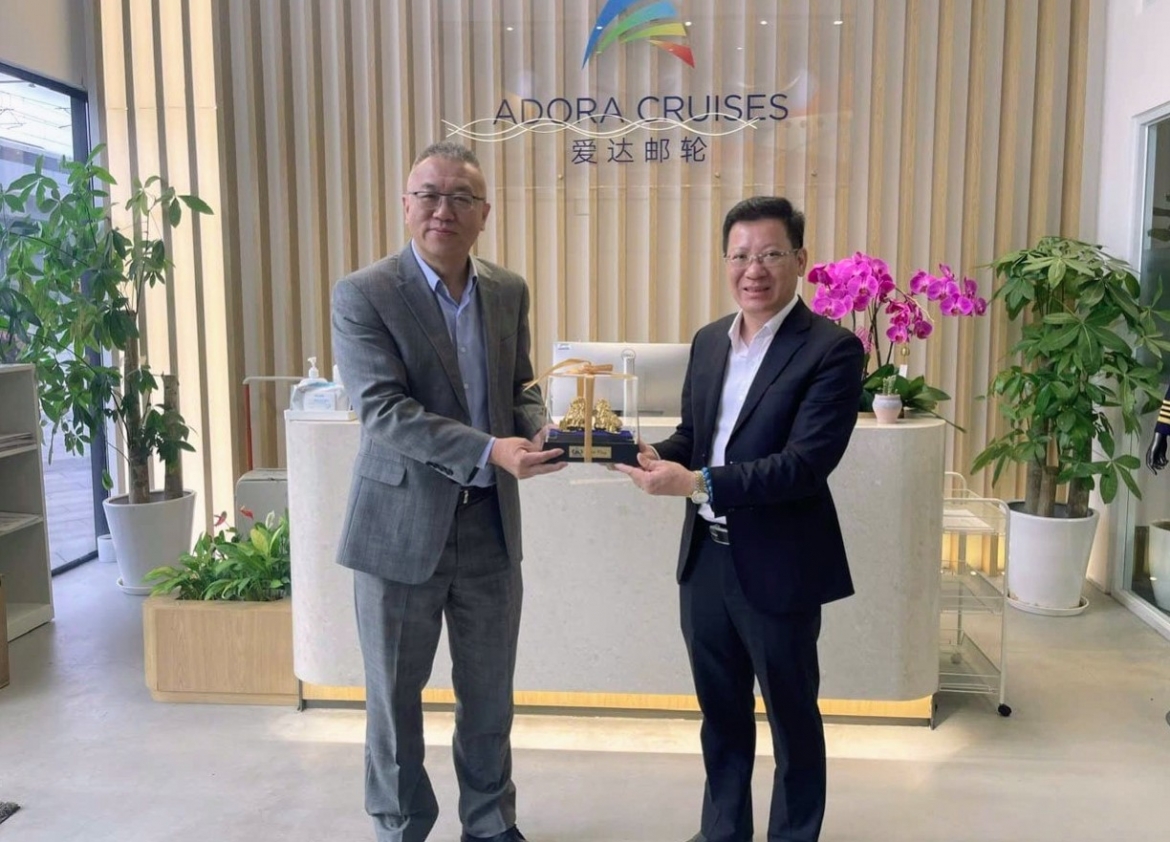 Nguyen Viet Dung (R), director of the Quang Ninh Department of Culture, Sports and Tourism (right), presents gifts to CEO of Adora cruise line Chen Ranfeng. (Photo: Quang Ninh Department of Culture, Sports and Tourism)