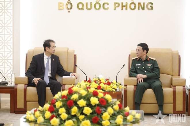 Minister of National Defence Gen. Phan Van Giang (R) and Chinese Ambassador He Wei at the meeting (Photo: qdnd.vn)